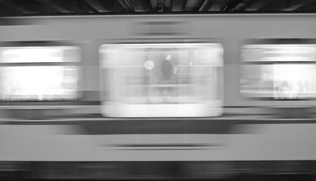“fotografía callejera en blanco y negro metro Santiago”

Título: Sin título.
Por: Mr. Palais.
