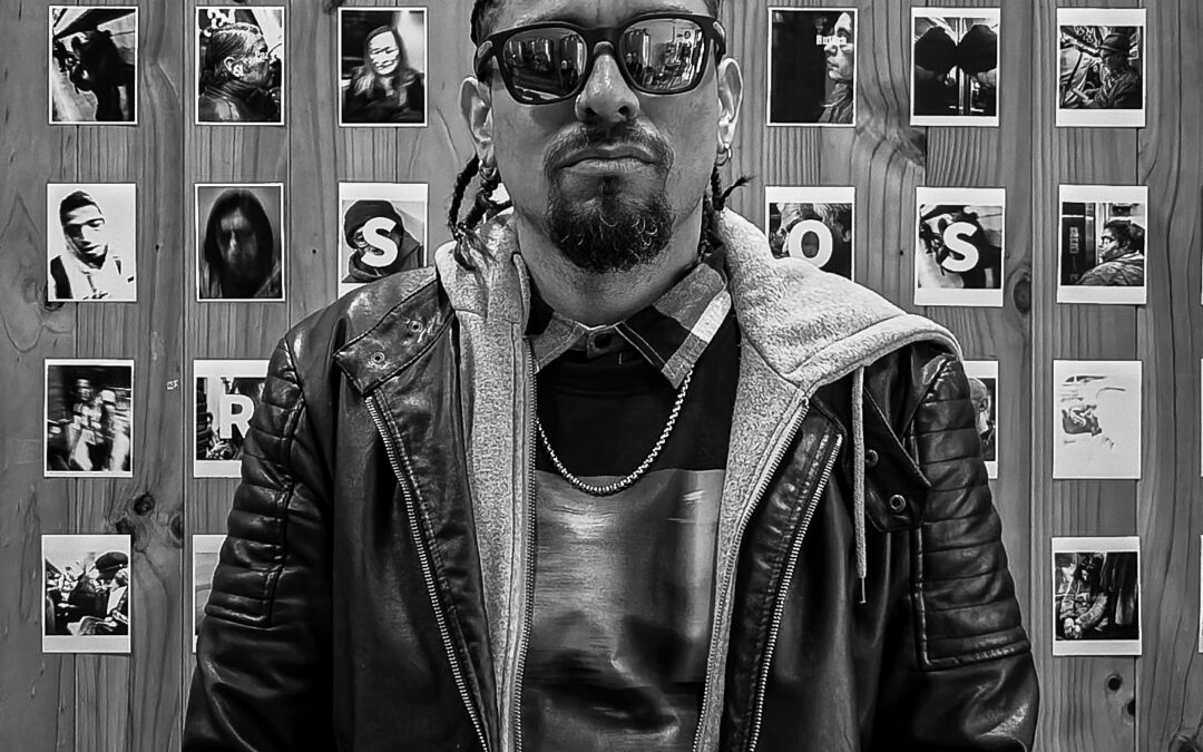 Mr. Palais: Fotografía callejera en blanco y negro que retrata el peso de la rutina.