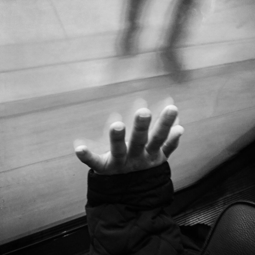 “fotografía callejera en blanco y negro metro Santiago”

Título: La despedida.
Por: Mr. Palais.