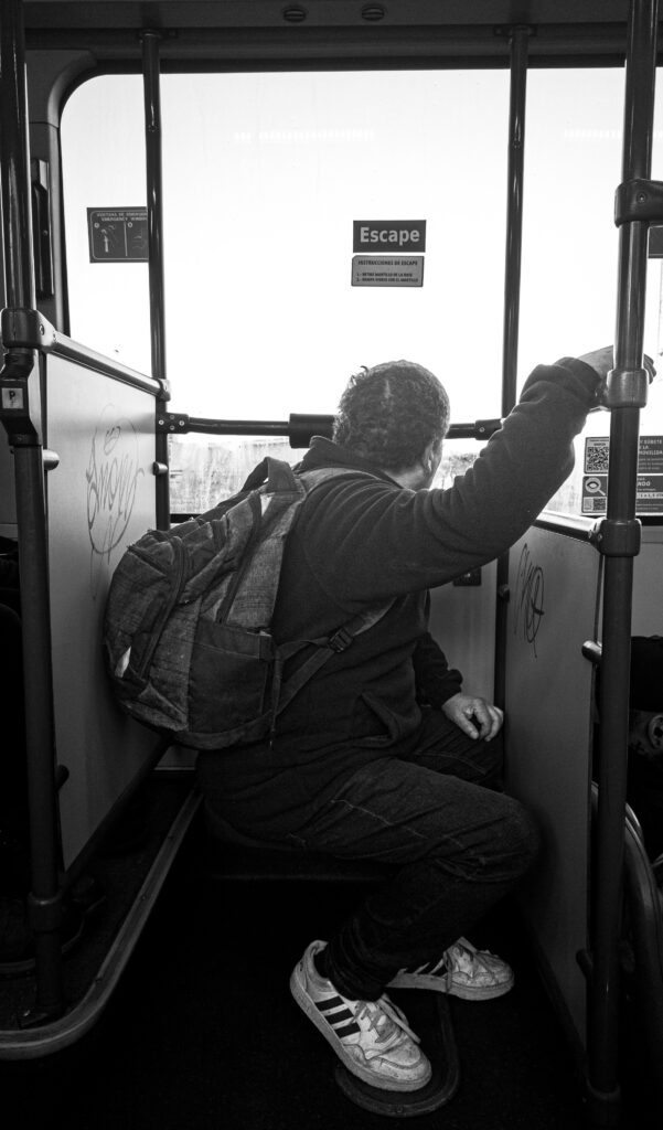 “fotografía callejera en blanco y negro metro Santiago”

Título: Escape.
Por: Mr. Palais.