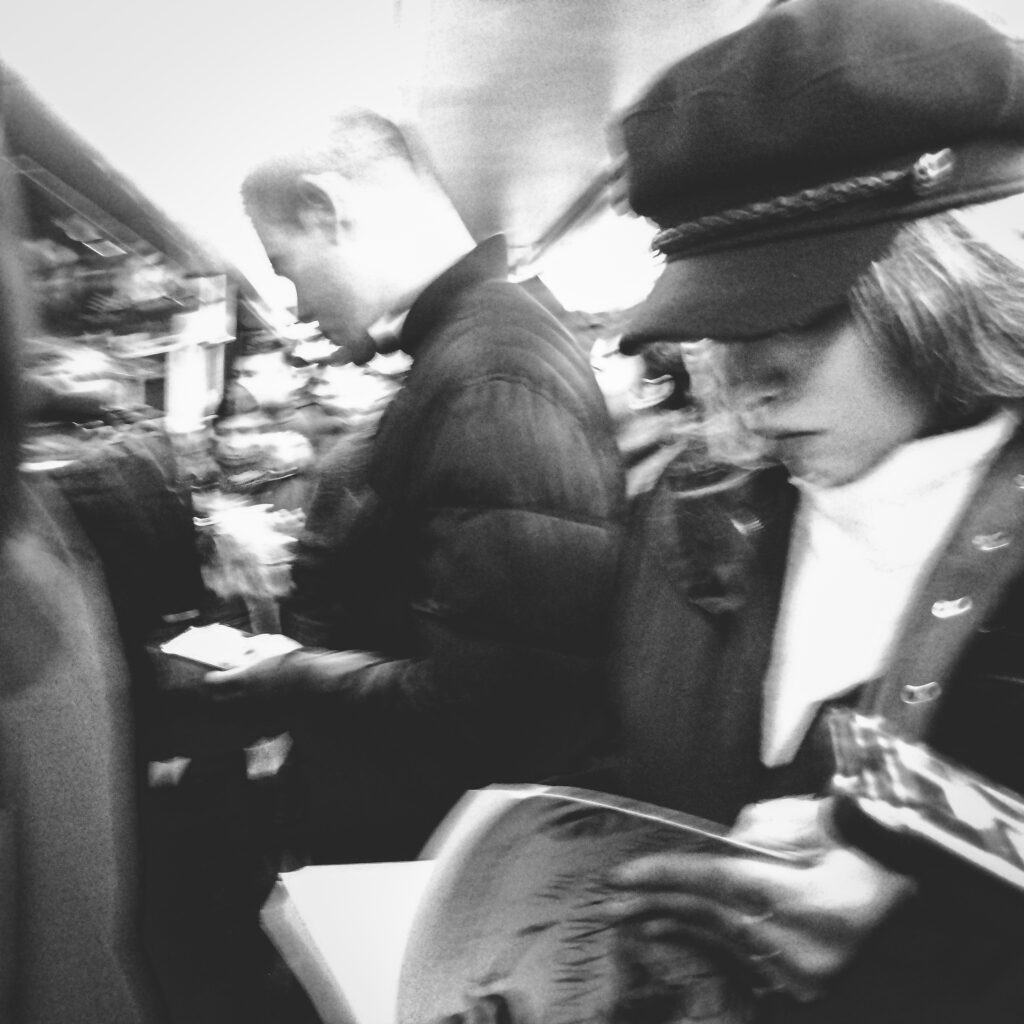 “fotografía callejera en blanco y negro metro Santiago”

Título: Sin título 18.
Por: Mr. Palais.