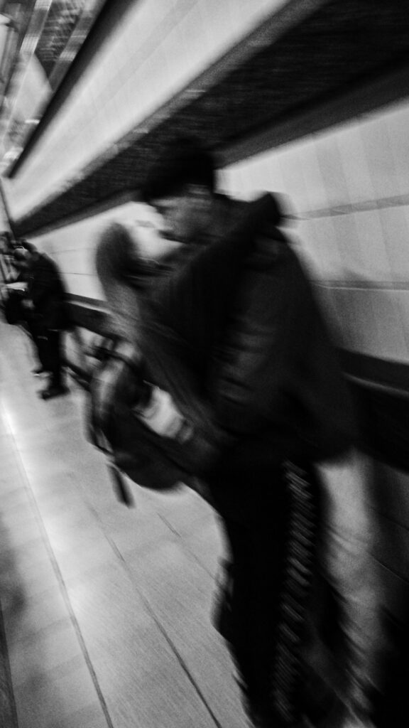 “fotografía callejera en blanco y negro metro Santiago”

Título: Sin título.
Por: Mr. Palais.
