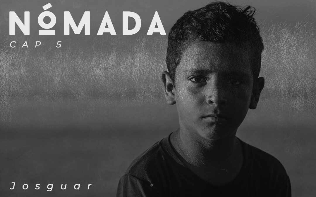 Fotografía documental en blanco y negro del niño pescador Josguar en el mercado de Los Cocos, Isla de Margarita.
