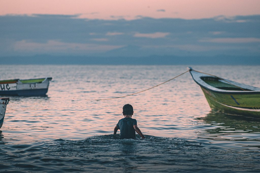 Fotografía documental de Josguar, un niño pescador en medio de la faena pesquera del mercado de Los Cocos, Isla de Margarita, Nueva Esparta, Venezuela